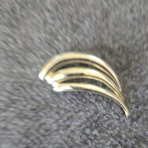 Women's Gold-Tone Curved Wave Brooch - Sleek Accent Pin